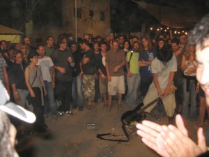 רצח לייב- שבירת הגיטרה של איתן רדושנסקי בלייב (מידנייט פיקוקס)